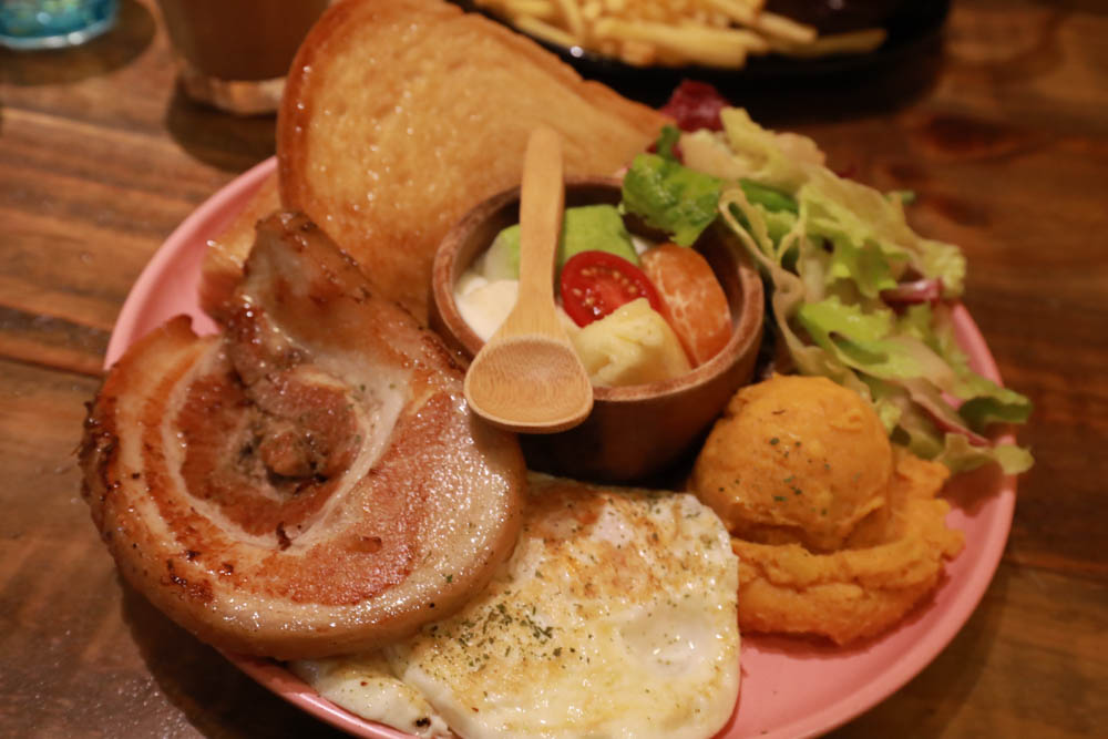 新店美食｜Just a Bear只是一隻熊。寵物友善餐廳、澎湃早午餐、義大利麵、新店市公所捷運站