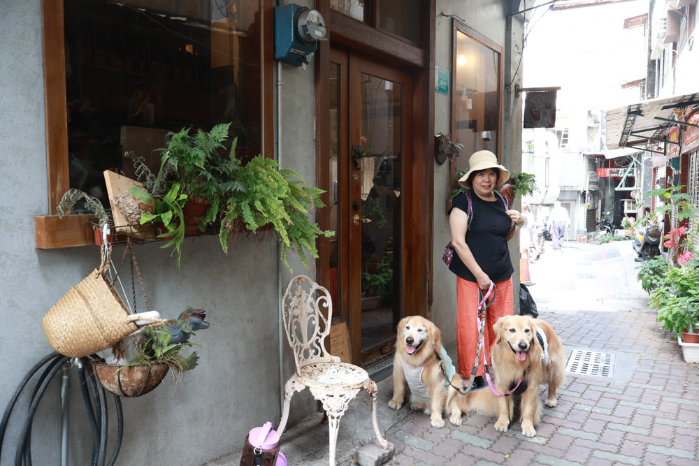 台南中西區美食｜龍百貨。寵物友善餐廳、巷弄內的老宅大份量早午餐、懷舊恐龍主題、龍烙印漢堡