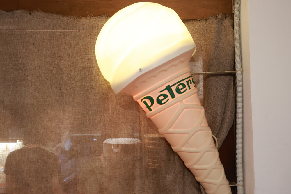 台南中西區美食｜龍百貨。寵物友善餐廳、巷弄內的老宅大份量早午餐、懷舊恐龍主題、龍烙印漢堡