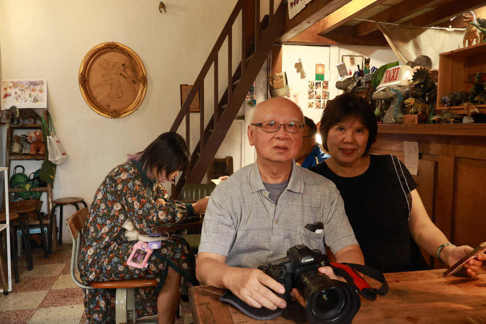 台南中西區美食｜龍百貨。寵物友善餐廳、巷弄內的老宅大份量早午餐、懷舊恐龍主題、龍烙印漢堡
