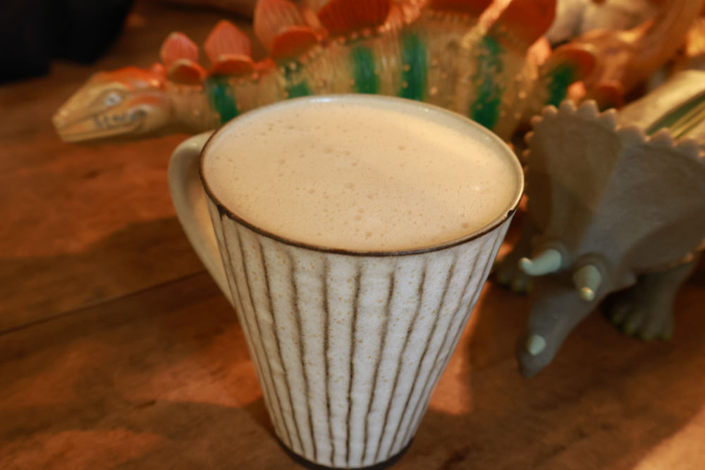 台南中西區美食｜龍百貨。寵物友善餐廳、巷弄內的老宅大份量早午餐、懷舊恐龍主題、龍烙印漢堡