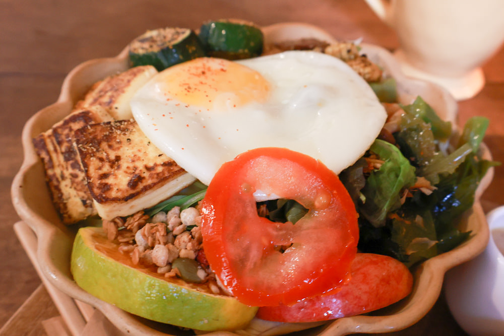 台南中西區美食｜龍百貨。寵物友善餐廳、巷弄內的老宅大份量早午餐、懷舊恐龍主題、龍烙印漢堡