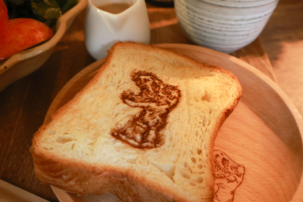 台南中西區美食｜龍百貨。寵物友善餐廳、巷弄內的老宅大份量早午餐、懷舊恐龍主題、龍烙印漢堡