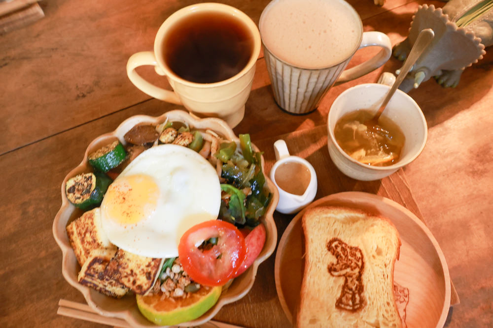 台南中西區美食｜龍百貨。寵物友善餐廳、巷弄內的老宅大份量早午餐、懷舊恐龍主題、龍烙印漢堡