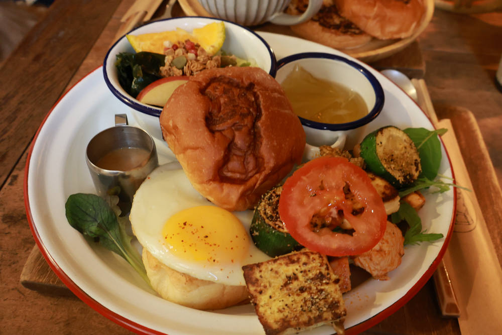 台南中西區美食｜龍百貨。寵物友善餐廳、巷弄內的老宅大份量早午餐、懷舊恐龍主題、龍烙印漢堡