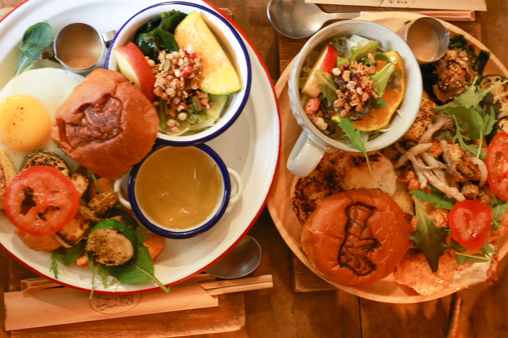 台南中西區美食｜龍百貨。寵物友善餐廳、巷弄內的老宅大份量早午餐、懷舊恐龍主題、龍烙印漢堡