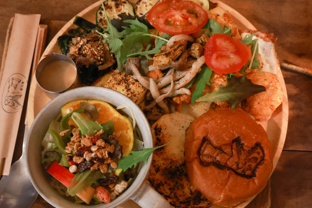 台南中西區美食｜龍百貨。寵物友善餐廳、巷弄內的老宅大份量早午餐、懷舊恐龍主題、龍烙印漢堡