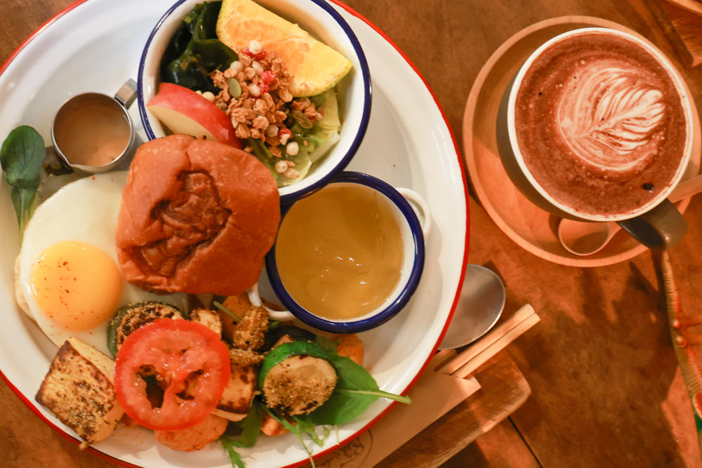 台南中西區美食｜龍百貨。寵物友善餐廳、巷弄內的老宅大份量早午餐、懷舊恐龍主題、龍烙印漢堡