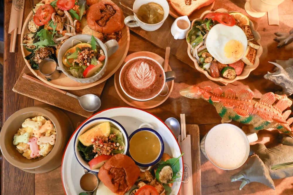 台南中西區美食｜龍百貨。寵物友善餐廳、巷弄內的老宅大份量早午餐、懷舊恐龍主題、龍烙印漢堡