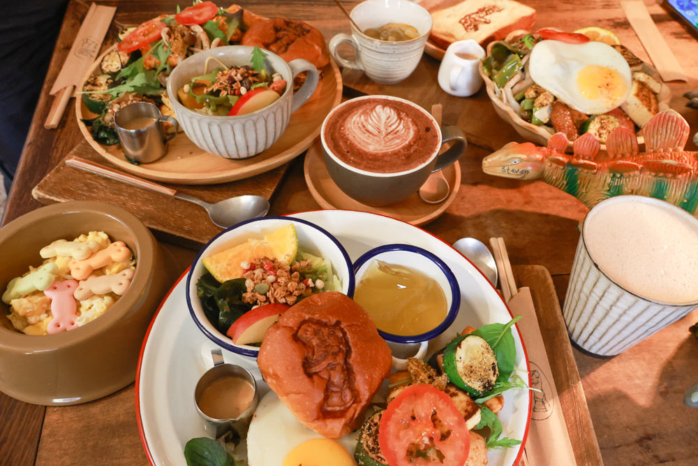 台南中西區美食｜龍百貨。寵物友善餐廳、巷弄內的老宅大份量早午餐、懷舊恐龍主題、龍烙印漢堡