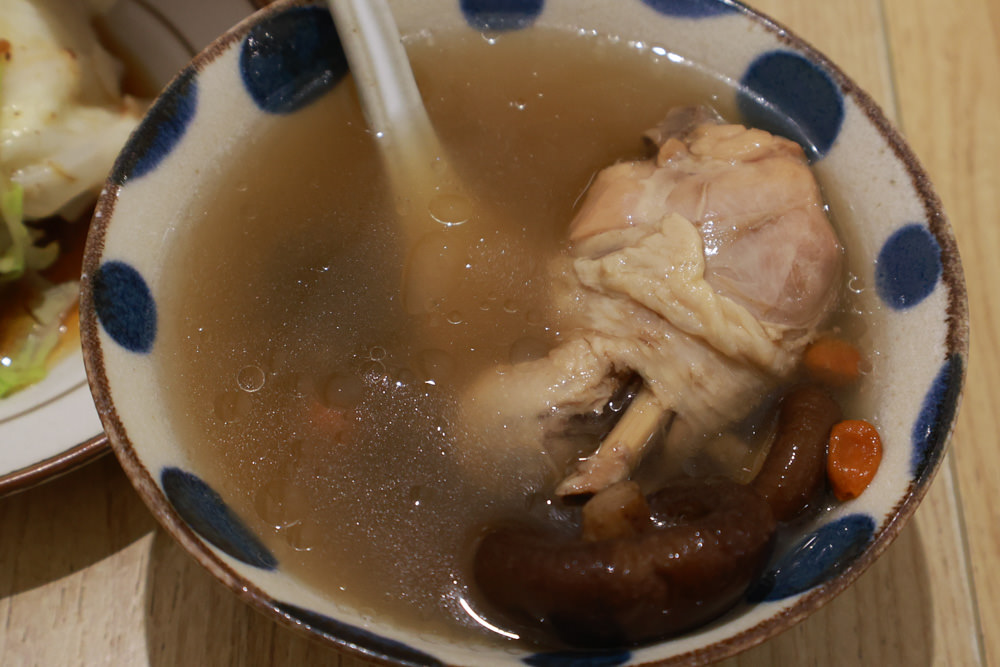 台南安平美食｜屋裏的湯。寵物友善餐廳、台南最美的鹹粿雞湯店、精燉養生暖心湯品、創意鹹粿