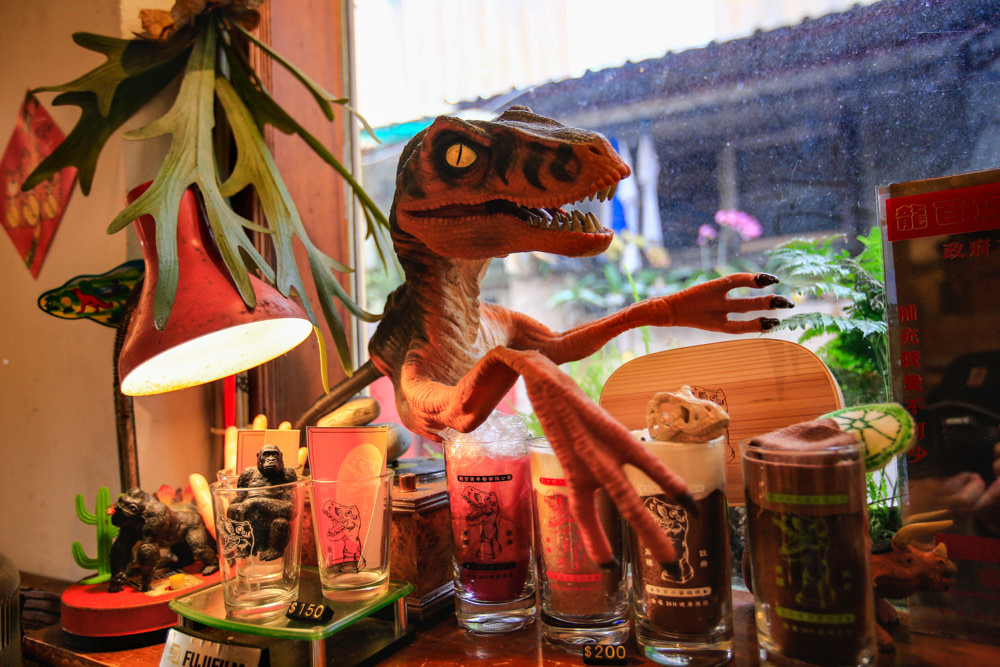 台南中西區美食｜龍百貨。寵物友善餐廳、巷弄內的老宅大份量早午餐、懷舊恐龍主題、龍烙印漢堡