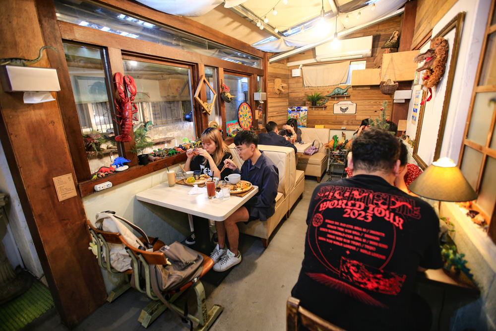 台南中西區美食｜龍百貨。寵物友善餐廳、巷弄內的老宅大份量早午餐、懷舊恐龍主題、龍烙印漢堡