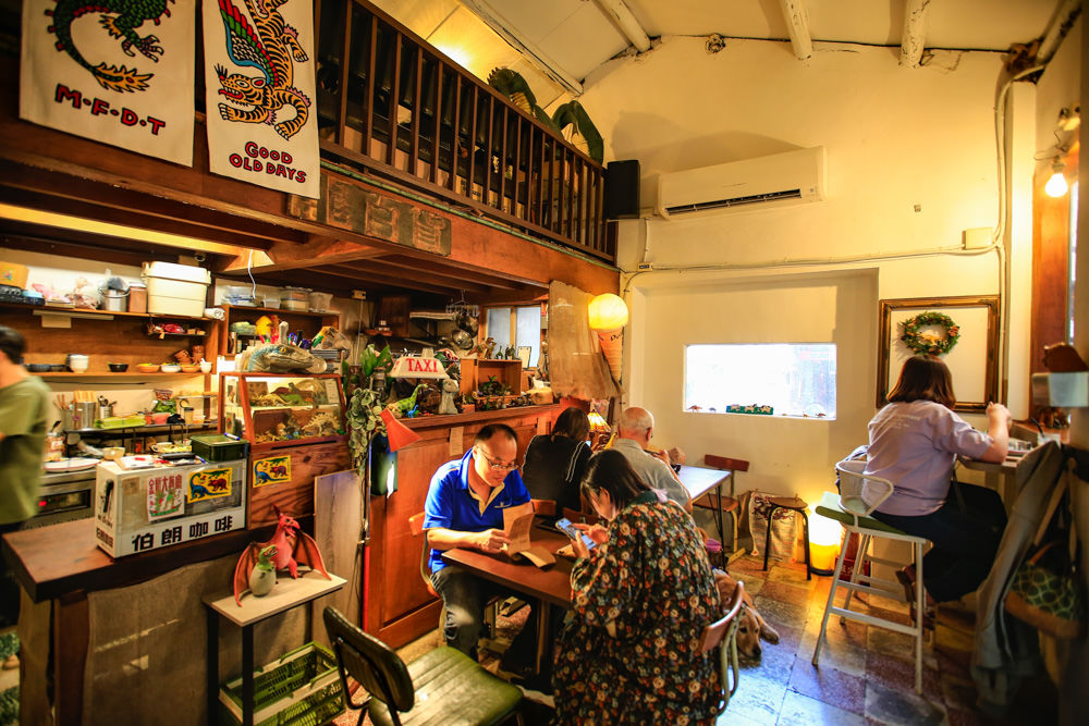 台南中西區美食｜龍百貨。寵物友善餐廳、巷弄內的老宅大份量早午餐、懷舊恐龍主題、龍烙印漢堡