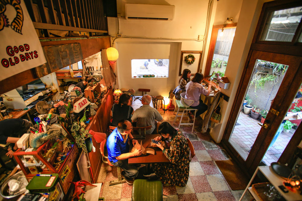 台南中西區美食｜龍百貨。寵物友善餐廳、巷弄內的老宅大份量早午餐、懷舊恐龍主題、龍烙印漢堡