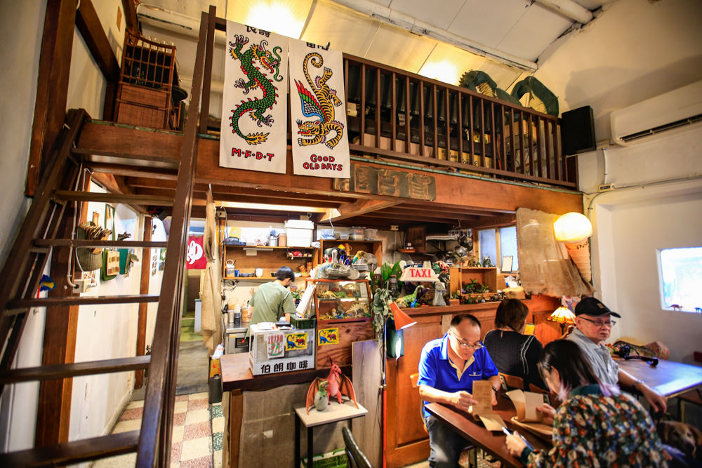 台南中西區美食｜龍百貨。寵物友善餐廳、巷弄內的老宅大份量早午餐、懷舊恐龍主題、龍烙印漢堡