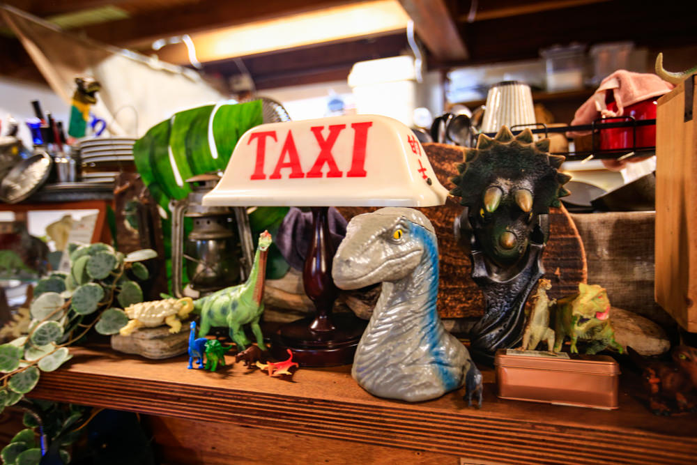 台南中西區美食｜龍百貨。寵物友善餐廳、巷弄內的老宅大份量早午餐、懷舊恐龍主題、龍烙印漢堡