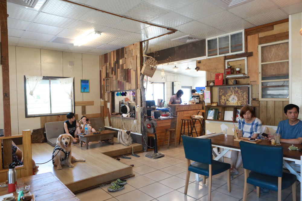 台東長濱｜嘎嘎烏賴賴。寵物友善餐廳、海景咖啡廳、烏石鼻沙灘前的藍白療癒系海邊小屋 ！！！