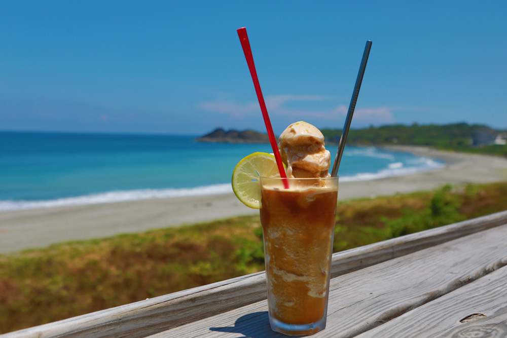 台東長濱｜嘎嘎烏賴賴。寵物友善餐廳、海景咖啡廳、烏石鼻沙灘前的藍白療癒系海邊小屋 ！！！