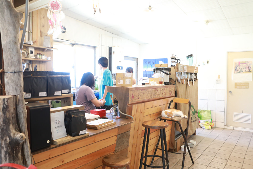 台東長濱｜嘎嘎烏賴賴。寵物友善餐廳、海景咖啡廳、烏石鼻沙灘前的藍白療癒系海邊小屋 ！！！