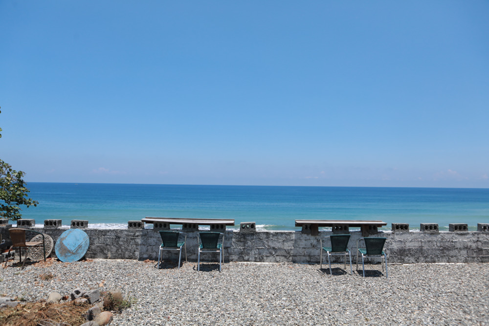 台東長濱｜嘎嘎烏賴賴。寵物友善餐廳、海景咖啡廳、烏石鼻沙灘前的藍白療癒系海邊小屋 ！！！