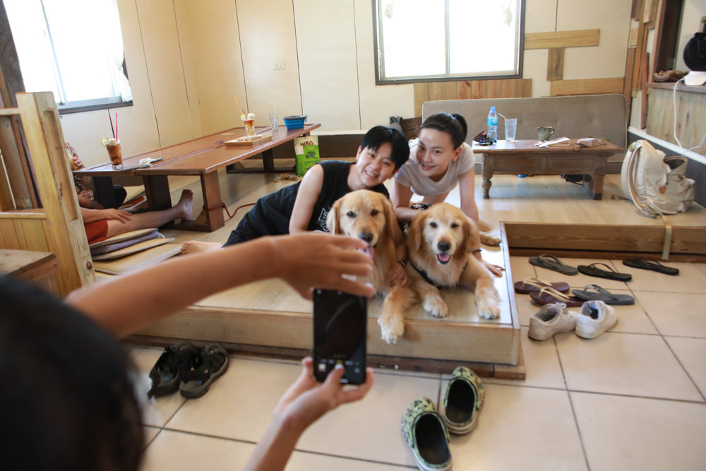 台東長濱｜嘎嘎烏賴賴。寵物友善餐廳、海景咖啡廳、烏石鼻沙灘前的藍白療癒系海邊小屋 ！！！