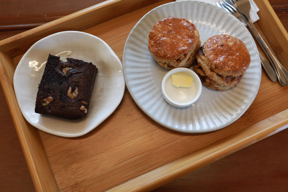 台東長濱｜嘎嘎烏賴賴。寵物友善餐廳、海景咖啡廳、烏石鼻沙灘前的藍白療癒系海邊小屋 ！！！