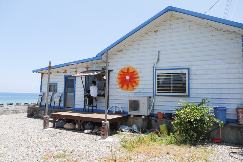 台東長濱｜嘎嘎烏賴賴。寵物友善餐廳、海景咖啡廳、烏石鼻沙灘前的藍白療癒系海邊小屋 ！！！