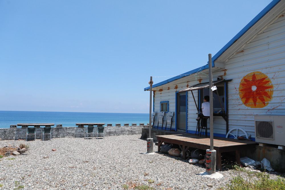 台東長濱｜嘎嘎烏賴賴。寵物友善餐廳、海景咖啡廳、烏石鼻沙灘前的藍白療癒系海邊小屋 ！！！