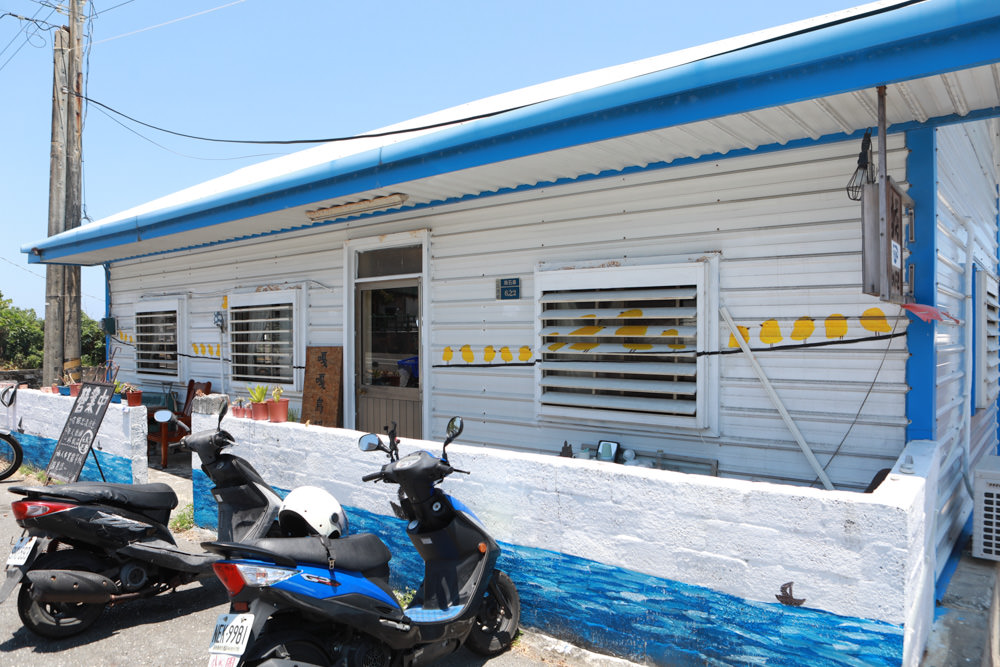 台東長濱｜嘎嘎烏賴賴。寵物友善餐廳、海景咖啡廳、烏石鼻沙灘前的藍白療癒系海邊小屋 ！！！