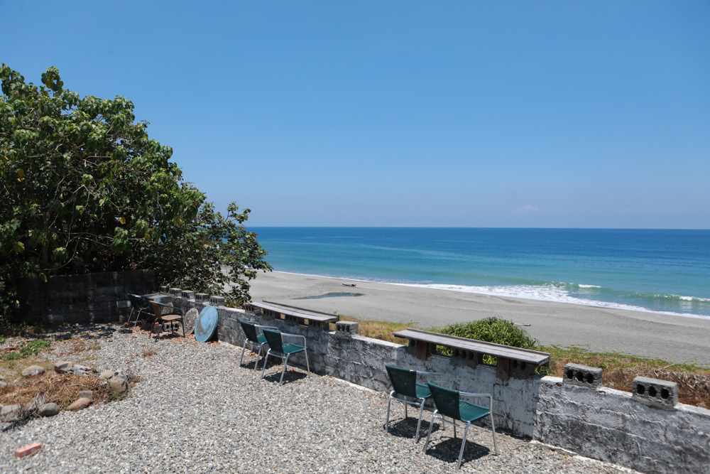 台東長濱｜嘎嘎烏賴賴。寵物友善餐廳、海景咖啡廳、烏石鼻沙灘前的藍白療癒系海邊小屋 ！！！