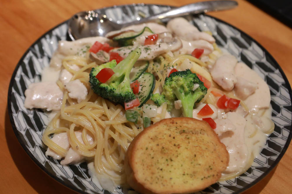 墾丁恆春美食｜喜喜美式餐廳（恆春小吃部）。寵物友善餐廳、手打漢堡、健康豐盛早午餐