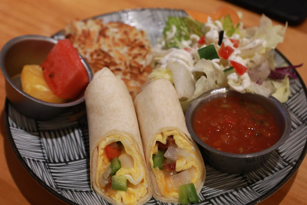 墾丁恆春美食｜喜喜美式餐廳（恆春小吃部）。寵物友善餐廳、手打漢堡、健康豐盛早午餐