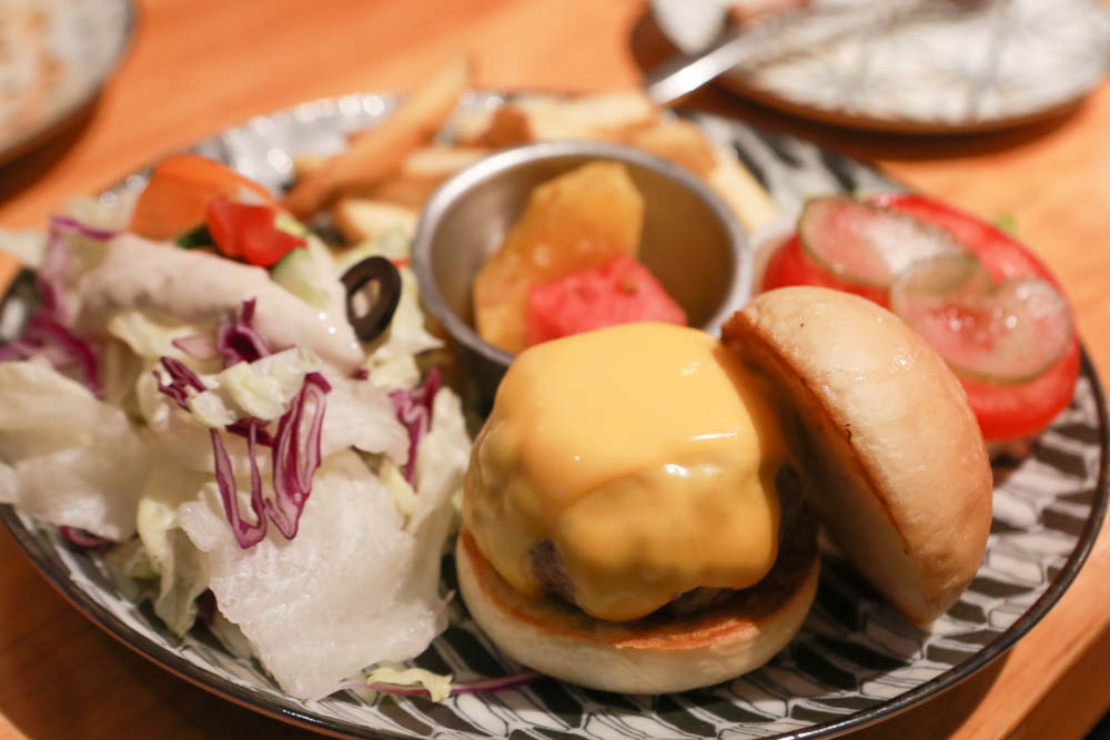 墾丁恆春美食｜喜喜美式餐廳（恆春小吃部）。寵物友善餐廳、手打漢堡、健康豐盛早午餐