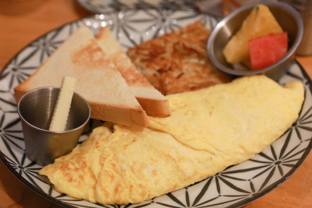 墾丁恆春美食｜喜喜美式餐廳（恆春小吃部）。寵物友善餐廳、手打漢堡、健康豐盛早午餐