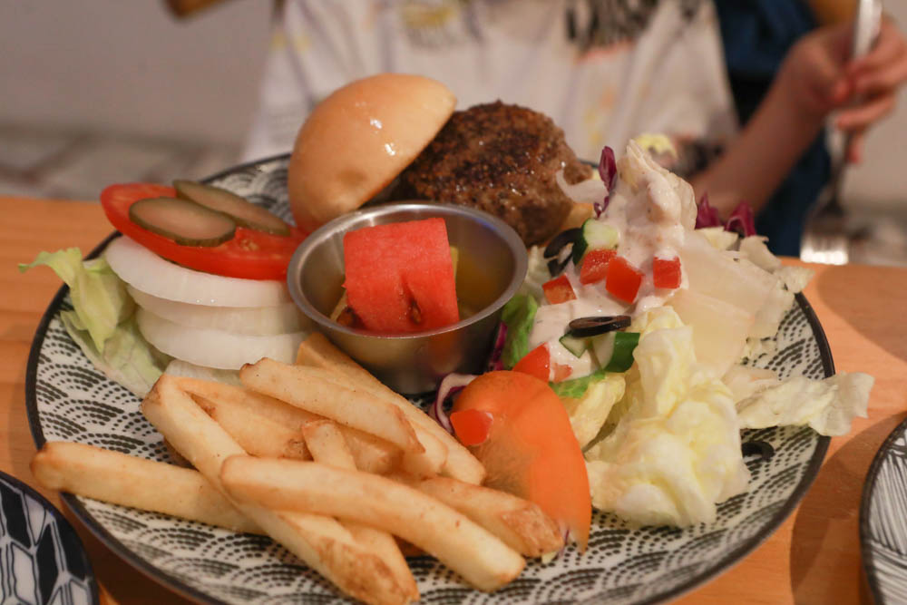 墾丁恆春美食｜喜喜美式餐廳（恆春小吃部）。寵物友善餐廳、手打漢堡、健康豐盛早午餐