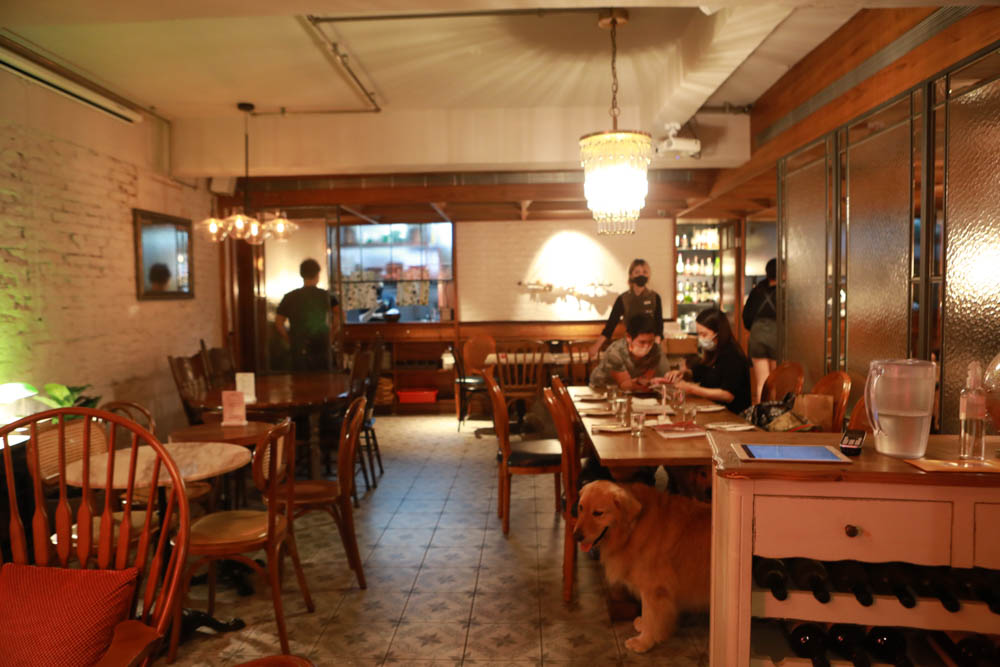 台北東區美食｜Old Seat Restaurant.Cafe川酒＆咖啡。寵物友善餐廳、復古川菜餐酒館、道地川菜