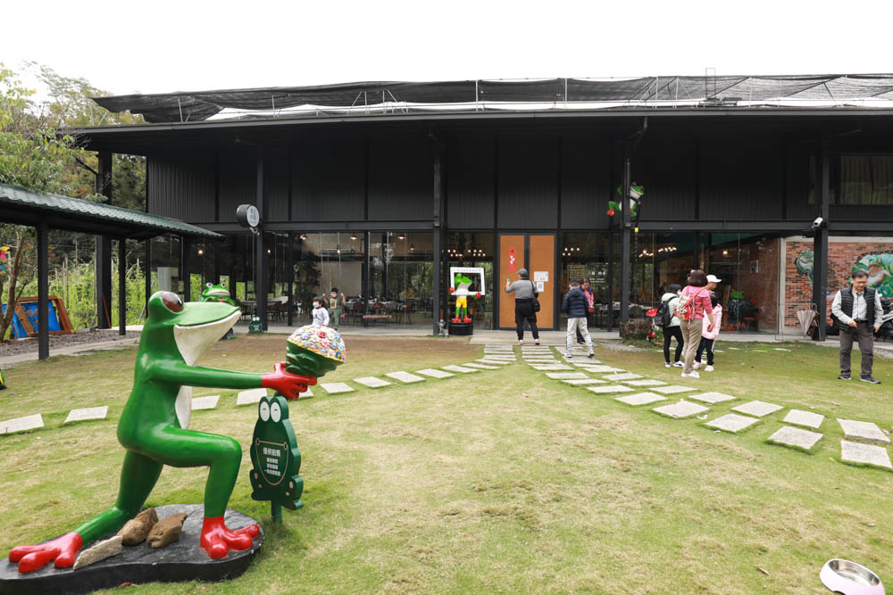 南投埔里美食｜有水居創意餐坊。青蛙主題景觀餐廳、南投寵物友善餐廳、桃米親水公園旁