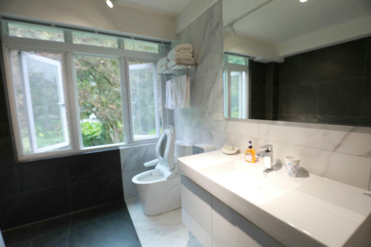 南投埔里｜享想旅宿 REVEL VILLA 。南投寵物友善民宿、溫馨舒適的美式現代風建築、綠意盎然大草皮