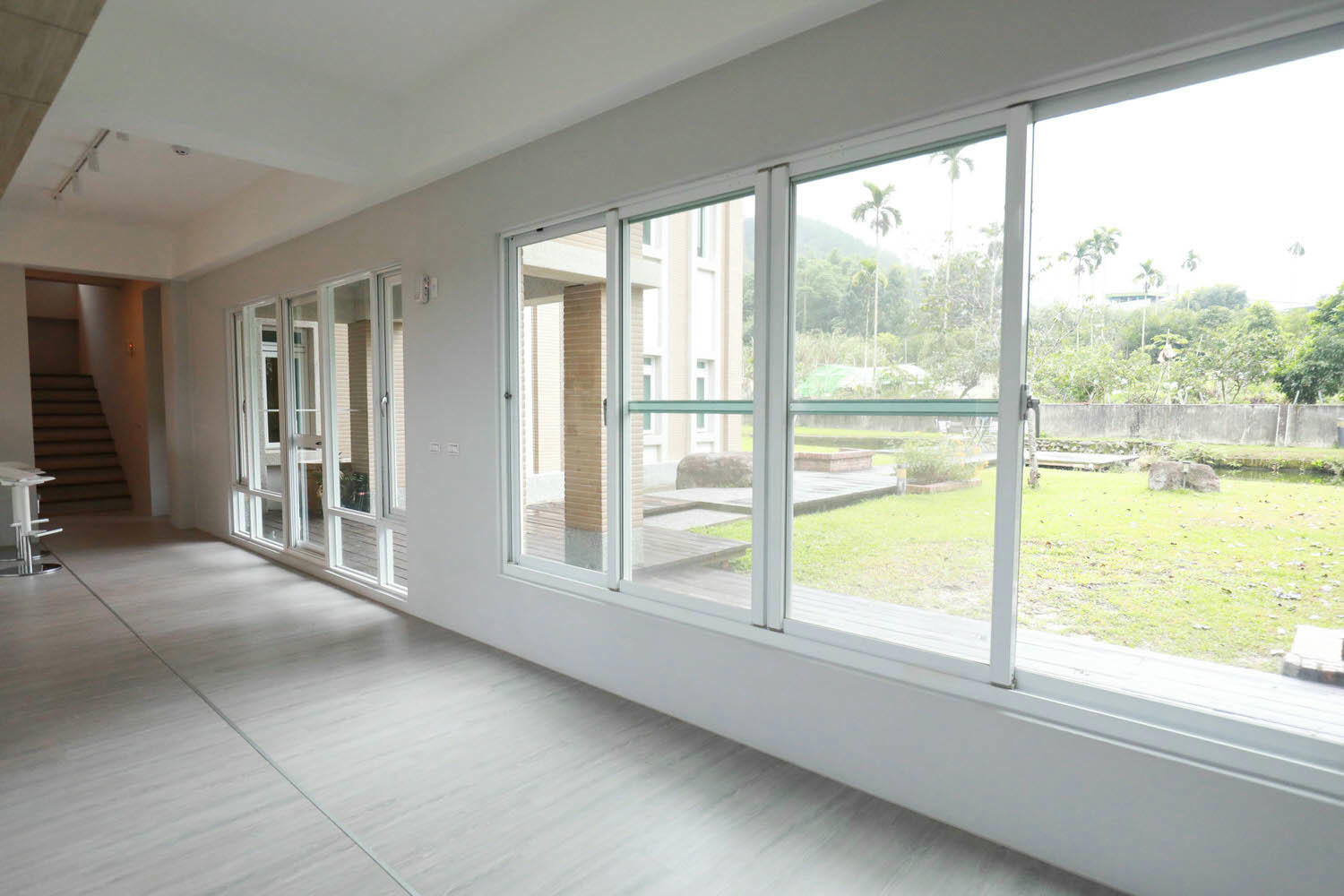 南投埔里｜享想旅宿 REVEL VILLA 。南投寵物友善民宿、溫馨舒適的美式現代風建築、綠意盎然大草皮