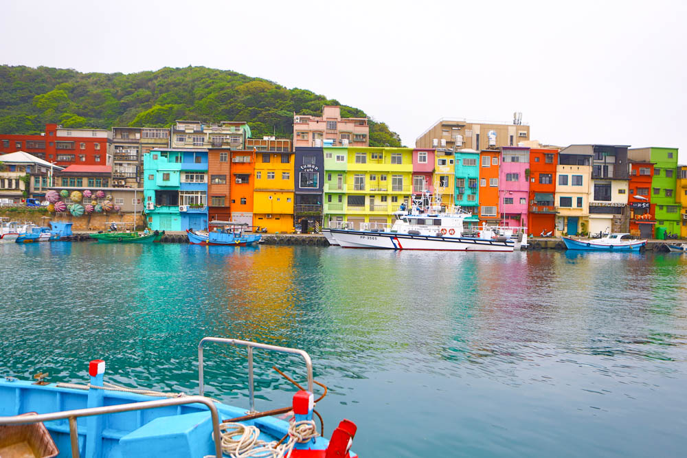 基隆新景點|正濱漁港彩色屋。懷舊碼頭變身異國感十足的威尼斯彩虹小屋、基隆IG打卡景點 - 第5張圖 基隆新景點|正濱漁港彩色屋。懷舊碼頭變身異國感十足的威尼斯彩虹小屋、基隆IG打卡景點