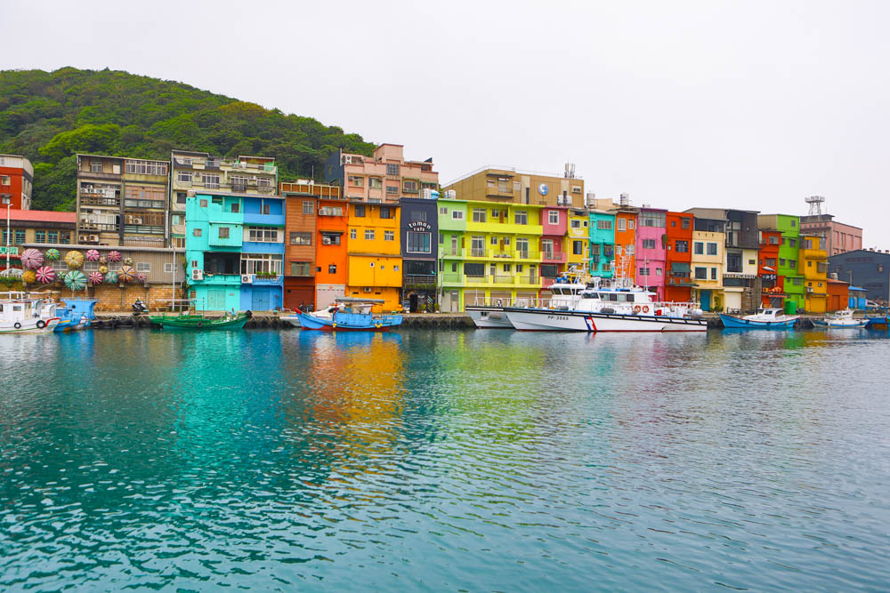 基隆新景點|正濱漁港彩色屋。懷舊碼頭變身異國感十足的威尼斯彩虹小屋、基隆IG打卡景點 - 第7張圖 基隆新景點|正濱漁港彩色屋。懷舊碼頭變身異國感十足的威尼斯彩虹小屋、基隆IG打卡景點