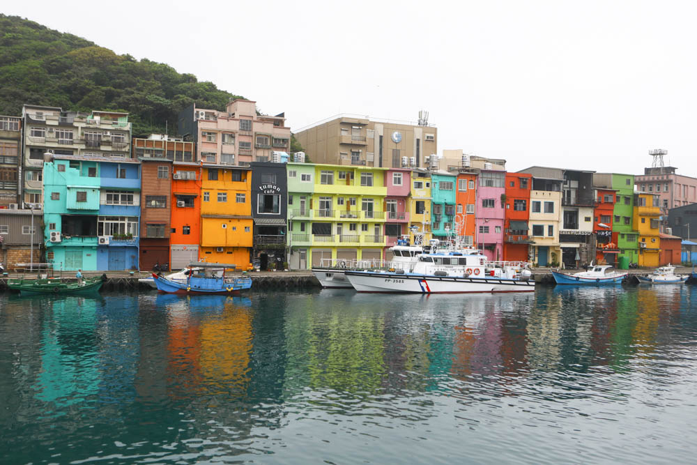 基隆新景點|正濱漁港彩色屋。懷舊碼頭變身異國感十足的威尼斯彩虹小屋、基隆IG打卡景點 - 第16張圖 基隆新景點|正濱漁港彩色屋。懷舊碼頭變身異國感十足的威尼斯彩虹小屋、基隆IG打卡景點