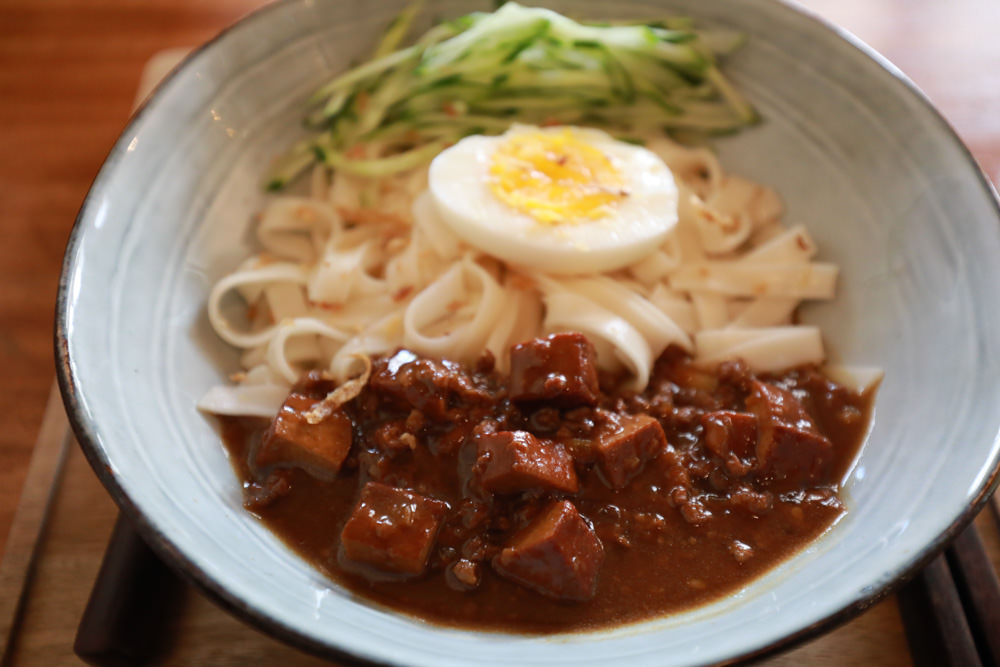屏東墾丁滿洲美食|吳物。隱藏在滿洲小巷弄中的古物玩具選物老宅文青咖啡廳、寵物友善餐廳 - 第16張圖 屏東墾丁滿洲美食|吳物。隱藏在滿洲小巷弄中的古物玩具選物老宅文青咖啡廳、寵物友善餐廳