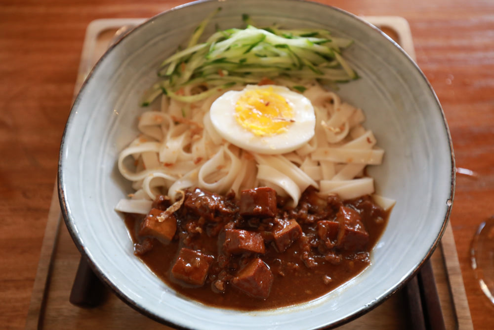 屏東墾丁滿洲美食|吳物。隱藏在滿洲小巷弄中的古物玩具選物老宅文青咖啡廳、寵物友善餐廳 - 第17張圖 屏東墾丁滿洲美食|吳物。隱藏在滿洲小巷弄中的古物玩具選物老宅文青咖啡廳、寵物友善餐廳