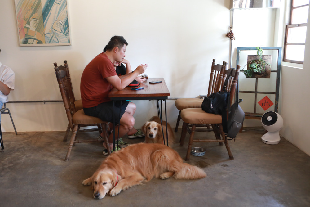 屏東墾丁滿洲美食｜吳物。隱藏在滿洲小巷弄中的古物玩具選物老宅文青咖啡廳、寵物友善餐廳