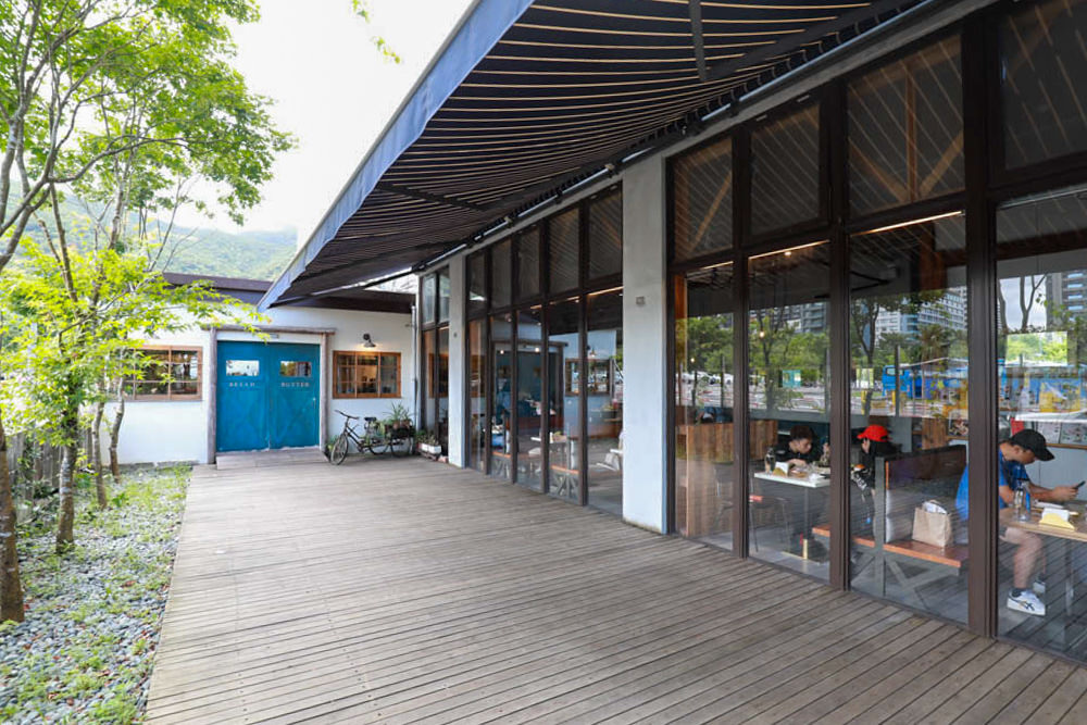 宜蘭礁溪美食｜奶油麵包礁溪旗艦店。歐風早午餐、寵物友善、烘焙鬆鬆奶油麵包必買！