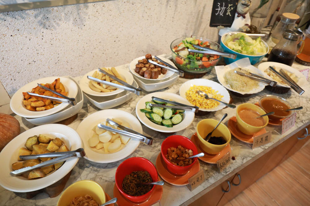 花蓮美食｜好好洋食。花蓮寵物友善餐廳、美國牛排、自助式蔬食沙拉吧、異國米飯套餐料理