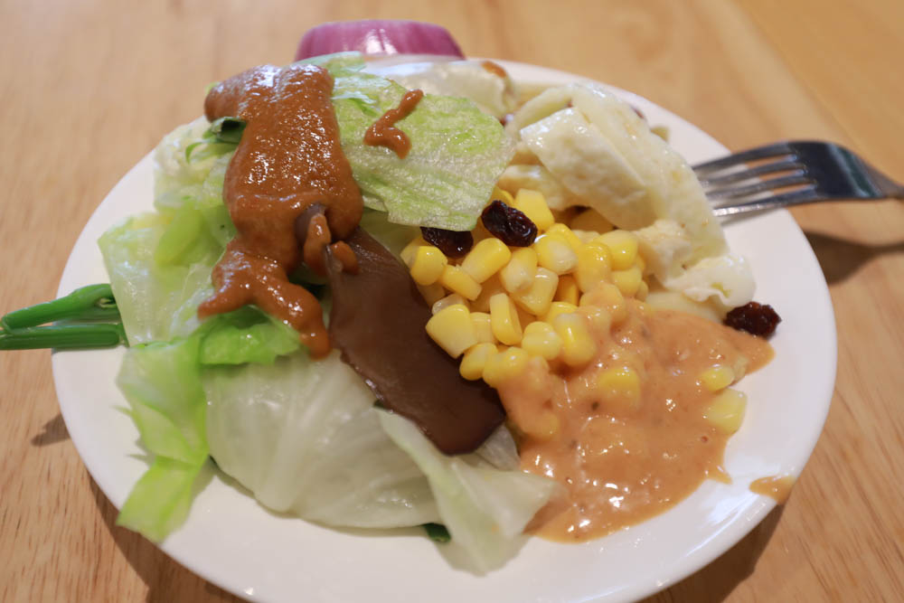 花蓮美食｜好好洋食。花蓮寵物友善餐廳、美國牛排、自助式蔬食沙拉吧、異國米飯套餐料理