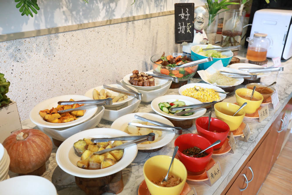 花蓮美食｜好好洋食。花蓮寵物友善餐廳、美國牛排、自助式蔬食沙拉吧、異國米飯套餐料理